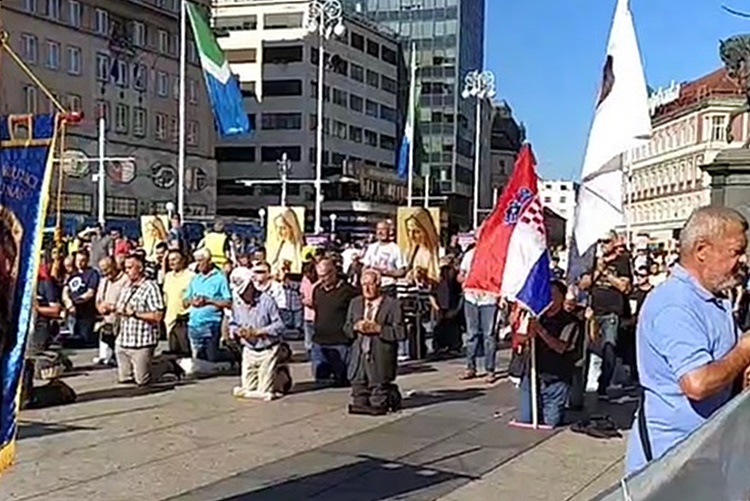 I danas su "klečavci" okupirali trgove, ali i prosvjednici