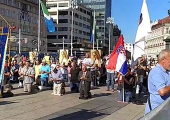 I danas su "klečavci" okupirali trgove, ali i prosvjednici