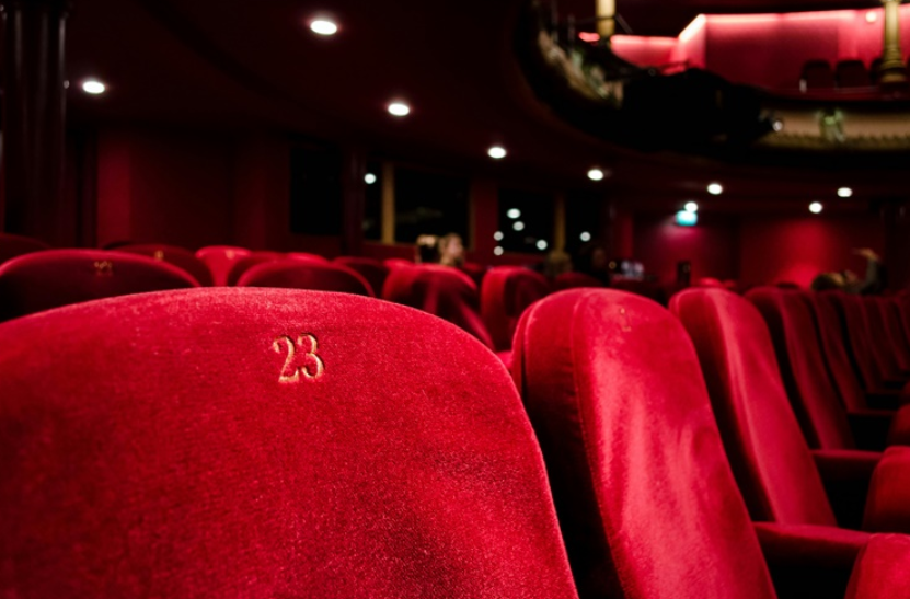Što gledati tijekom ljeta? Najbolji filmovi i serije za opuštene večeri