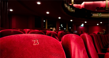 Što gledati tijekom ljeta? Najbolji filmovi i serije za opuštene večeri