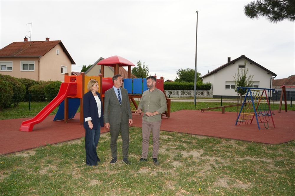 Grad Varaždin nastavlja ulaganja u dječja igrališta i sigurnost djece, gradonačelnik Bosilj obišao uređeno igralište u Biškupcu