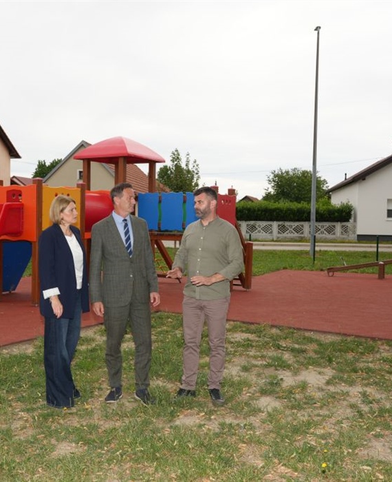 Grad Varaždin nastavlja ulaganja u dječja igrališta i sigurnost djece, gradonačelnik Bosilj obišao uređeno igralište u Biškupcu