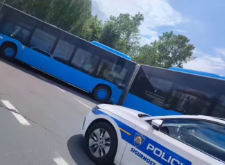 Širi se snimka ZET-ovog autobusa koji se prepolovio u vožnji – je li riječ o kvaru?
