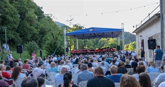 Gradski puhački orkestar Krapina i Muški vokalni ansambl Krapina udružili snage i oduševili zajedničkim koncertom na Hušnjakovu