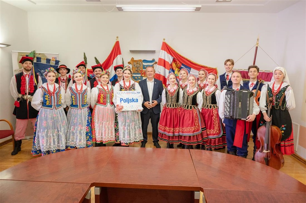 U atriju Županijske palače se pjevalo i plesalo, župan Stričak priredio prijem za sudionike COFA Festivala