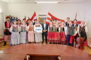 U atriju Županijske palače se pjevalo i plesalo, župan Stričak priredio prijem za sudionike COFA Festivala