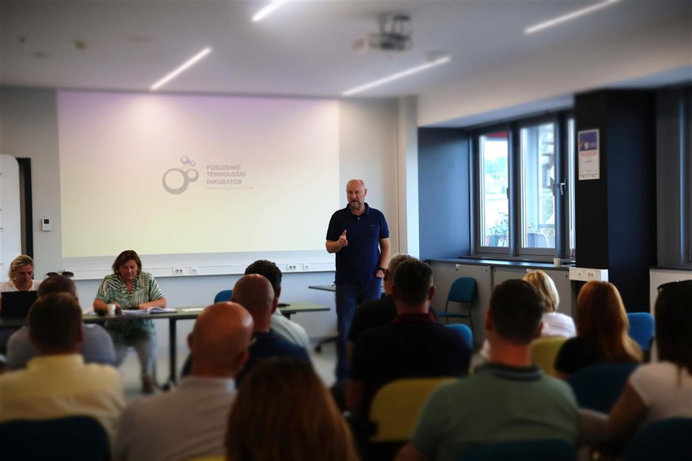 Župan Željko Kolar održao radni sastanak s ravnateljima osnovnih škola: u fokusu sigurnost učenika, organizacija nastave i investicije