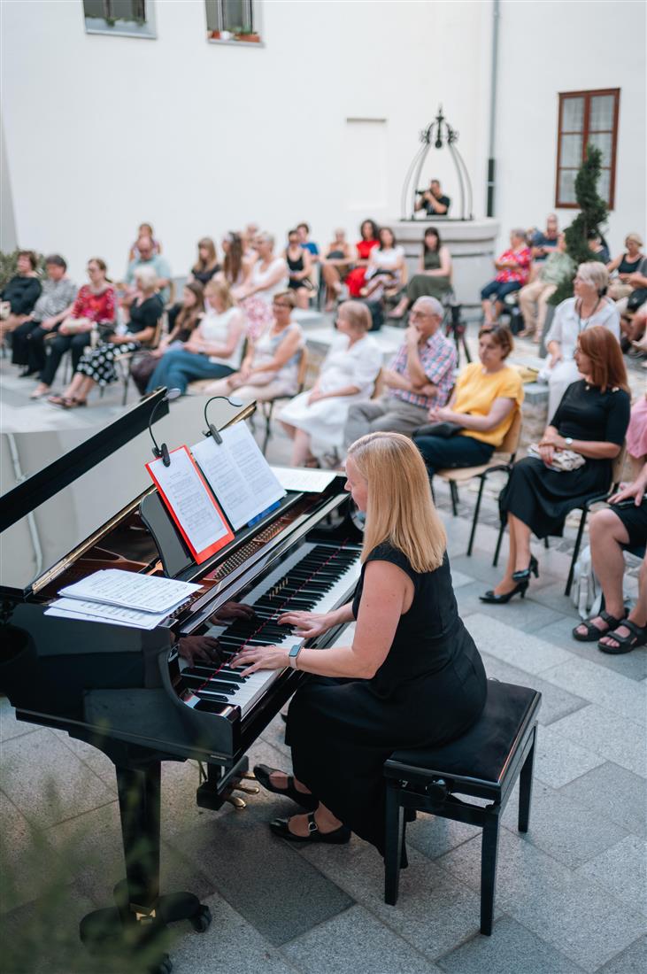 Koncert u mraku oduševio mnogobrojnu publiku u Varaždinu, na ovom jedinstvenom događaju i zamjenica župana Silvija Zagorec