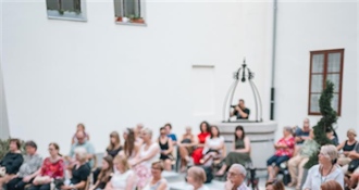 Koncert u mraku oduševio mnogobrojnu publiku u Varaždinu, na ovom jedinstvenom događaju i zamjenica župana Silvija Zagorec