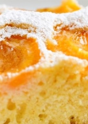 Lagani ljetni kolač s voćem – možete koristiti marelice, breskve, borovnice, jagode… Isprobajte, zvuči jako fino!