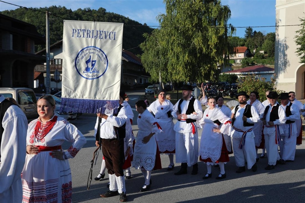 Folklorna večer u Loboru kroz pjesmu, ples i narodne nošnje spojila ljepotu običaja raznih krajeva Hrvatske