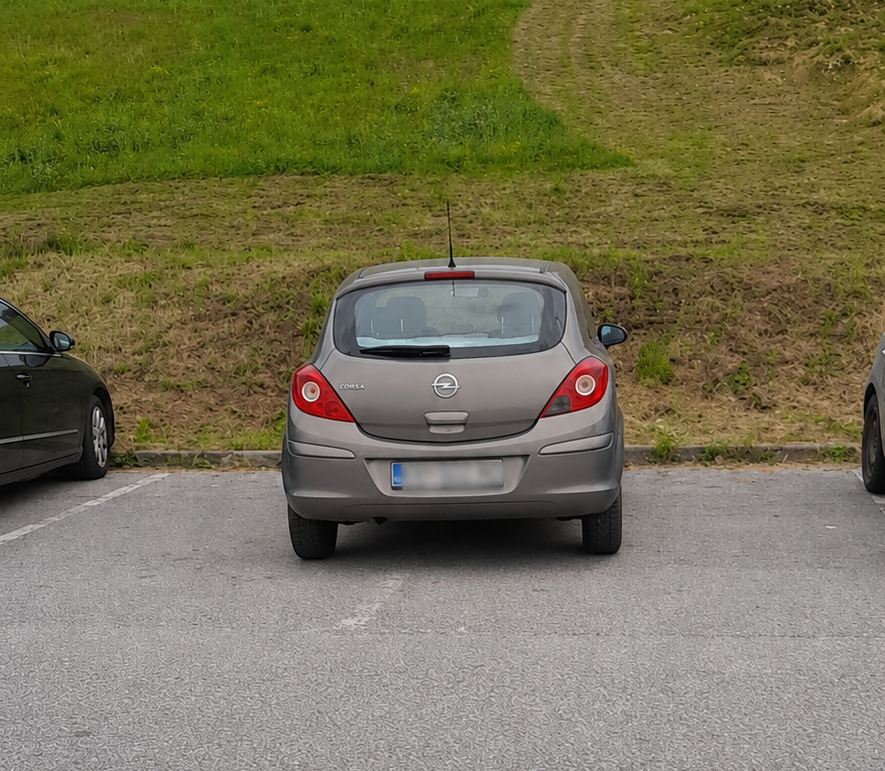 Parkirao preko dva mjesta usred gužve kod bolnice - zbog ovakvih drugi riskiraju kazne