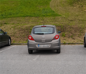 Parkirao preko dva mjesta usred gužve kod bolnice - zbog ovakvih drugi riskiraju kazne
