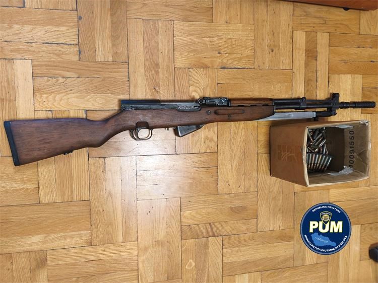 Uhićen 29-godišnjak zbog prijetnje mlađoj osobi, policija mu pronašla poluautomatsku pušku i streljivo