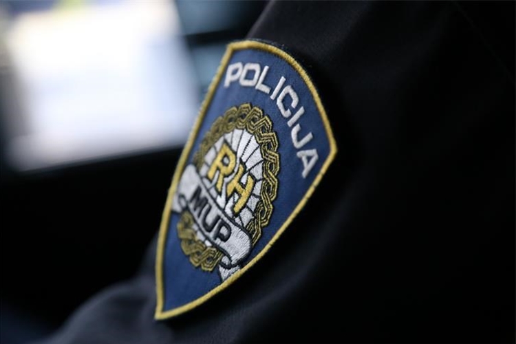 Vozač izgubio kontrolu nad motociklom, maloljetni suputnik preminuo u bolnici