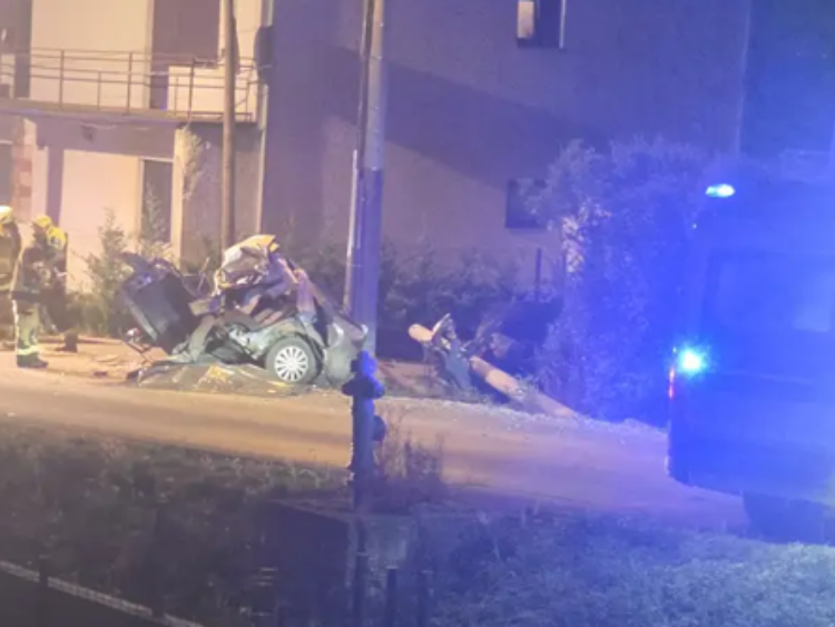 Stravična nesreća u Zagrebu: Automobil se prepolovio nakon slijetanja s ceste, jedna osoba poginula