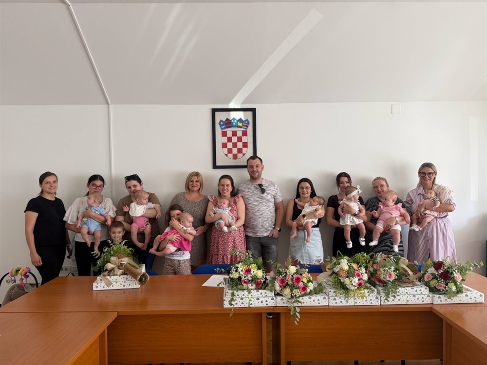 Općina Konjščina darivala novorođene bebe: Za svako dijete 600 eura i poklon paket vrijedan 100 eura