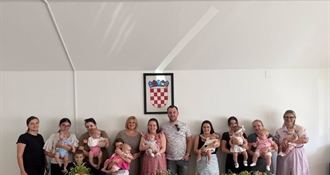 Općina Konjščina darivala novorođene bebe: Za svako dijete 600 eura i poklon paket vrijedan 100 eura