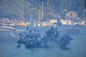Najtrofejnija ekipa u povijesti Maratona lađa, Gusari iz Komina, veslala je u lađi koja je ponosno nosila ime Varaždinske županije te obilježja Tigrova i Roda