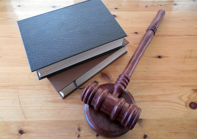 Pijani i drogirani Srbin vodio dva agresivna psa bez povodca i napao ženu – kaznio ga sud u Rijeci