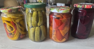 Vrijeme je za zimnicu: Kiseljenje krastavaca, paprike, cikle, kuhanje pekmeza i ajvara – što vi spremate i imate li svoj recept?