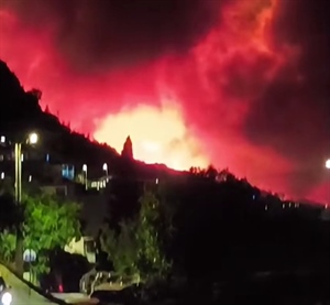Pakao u Omišu: Vatra došla do centra grada, ozlijeđeno 19 ljudi, evakuirano ih 200, izgorjele kuće, auti, brodovi