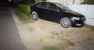 Pijani mladi vozač u Međimurju udario u parkirani automobil ispred kuće, a potom je auto odbačen u živicu – uhićen je