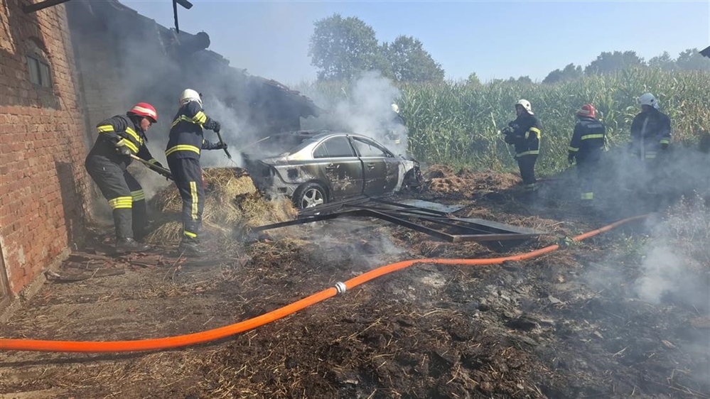 MA JE LI TO MOGUĆE: Auto se sam zapalio od vrućine