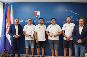Braća Jalušić na prijemu kod župana Posavca nakon povijesnog uspjeha u oranju
