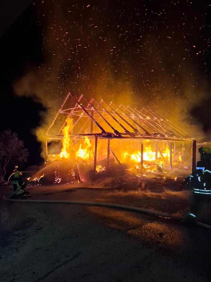 Veliki požar u Zagorju: U potpunosti izgorio gospodarski objekt, strojevi i životinje – šteta je ogromna