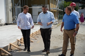 Župan Golubić obišao OŠ Molve u kojoj se provodi energetska učinkovitost sportske dvorane, projekt vrijedan 1,5 milijuna eura