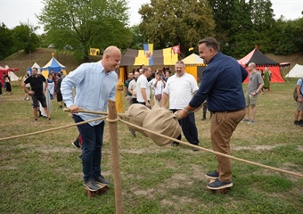 FOTO: Župan Golubuć i gradonačelnik Jakšić obišli izlagače na Renesansnom festivalu Novosti