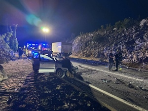 Stravični prizori: Pijan prešao u suprotni trak i udario u kamion – vatrogasci rezali lim da ga izvuku