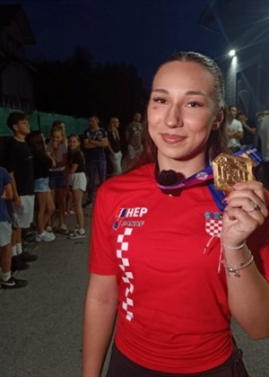 Iz malog Bartolovca na europski tron: 16-godišnja Lorena Horvat osvojila zlato u boksu!