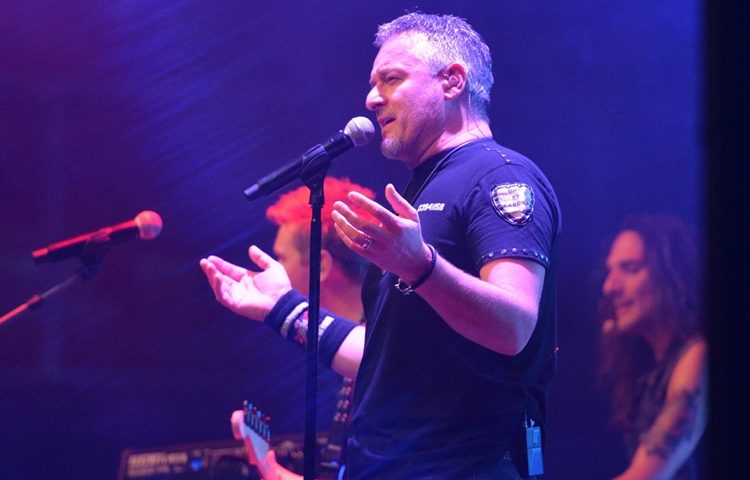 Pravoslavni svećenik dobio prijetnje smrću jer se fotografirao s Thompsonom