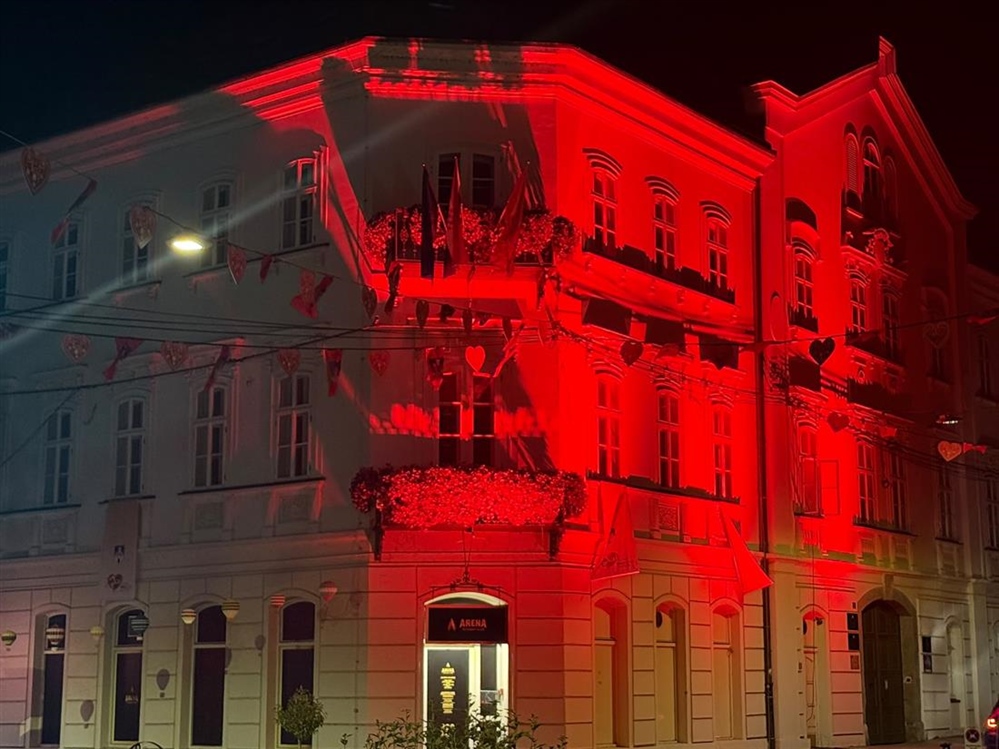 Zgrada Krapinsko-zagorske županije osvjetljena crvenom bojom povodom Svjetskog dana svjesnosti o Duchenne mišićnoj distrofiji