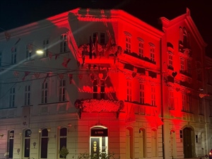 Zgrada Krapinsko-zagorske županije osvjetljena crvenom bojom povodom Svjetskog dana svjesnosti o Duchenne mišićnoj distrofiji