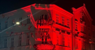 Zgrada Krapinsko-zagorske županije osvjetljena crvenom bojom povodom Svjetskog dana svjesnosti o Duchenne mišićnoj distrofiji