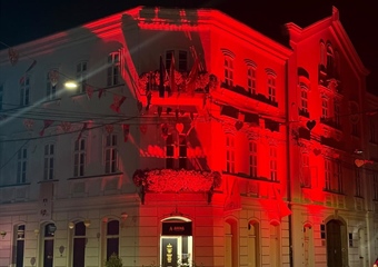 Zgrada Krapinsko-zagorske županije osvjetljena crvenom bojom povodom Svjetskog dana svjesnosti o Duchenne mišićnoj distrofiji