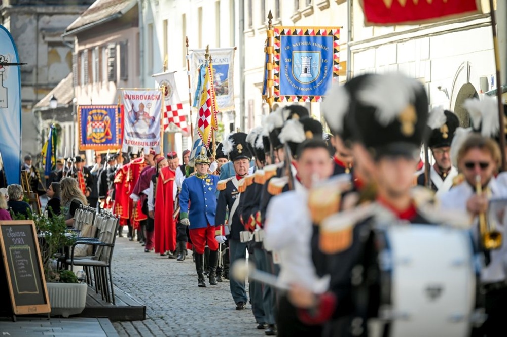 Susret povijesnih postrojbi ispunio središte Varaždina tradicijom i povijesnim odorama