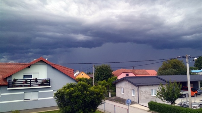 Još malo sunca, a nakon toga stiže velika promjena, grmljavina, pljuskovi i nevrijeme