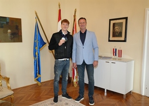 Mateo Žugec niže svjetske uspjehe: Gradonačelnik Bosilj priredio prijem i nagradio uspješnog gimnastičara