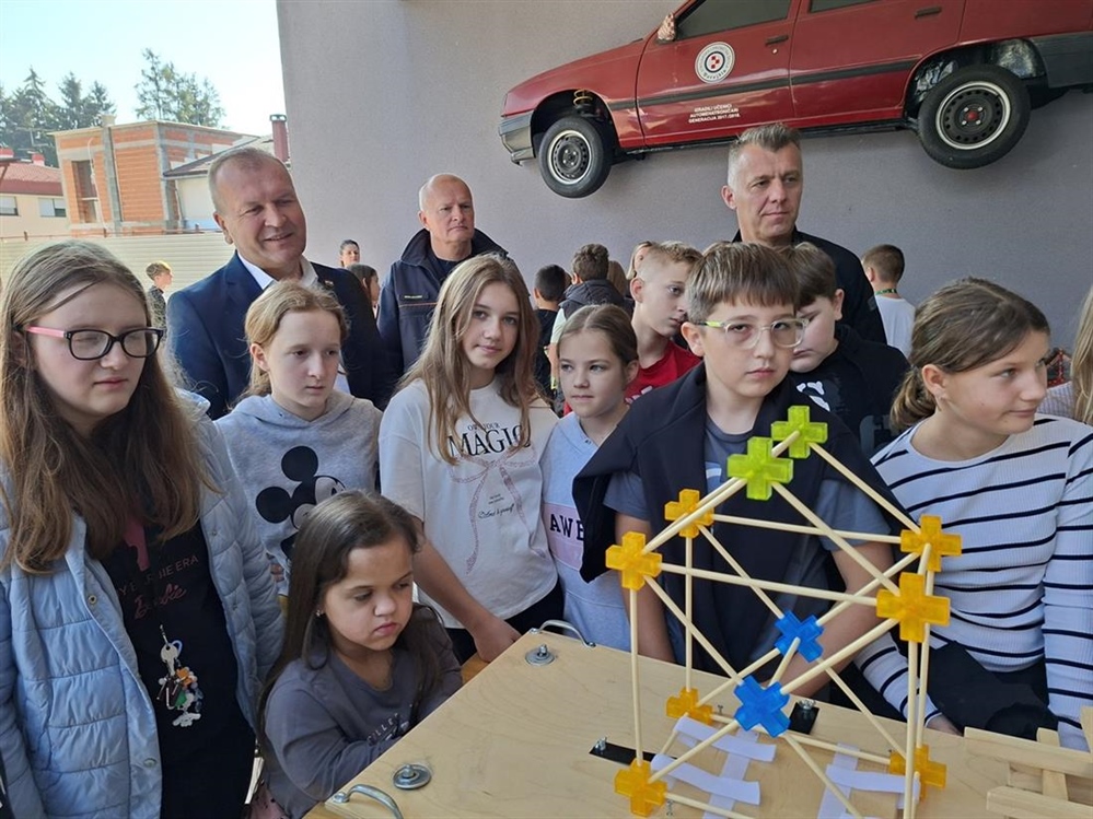 Više od tisuću učenika kroz simulator potresa uči kako reagirati u kriznim situacijama - obišao ih župan Stričak