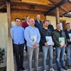 Župan Kolar uručio ugovore za višegodišnje nasade vinove loze: "Kaj je Zagorje bez vinograda i kleti"