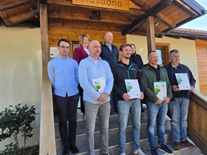 Župan Kolar uručio ugovore za višegodišnje nasade vinove loze: "Kaj je Zagorje bez vinograda i kleti"