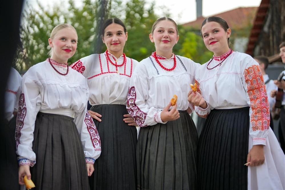 Više od 200 mladih folkloraša okupilo se na 18. Međunarodnim susretima „U bakinom krilu“