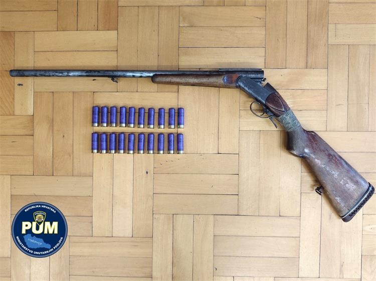 Policija u Piškorovcu 23-godišnjaku ispod kreveta pronašla pušku i streljivo