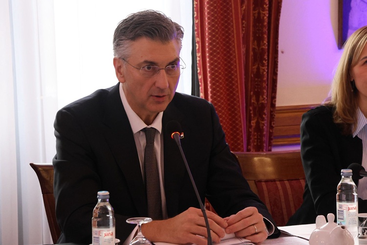 Plenković najavio: Dižu se naknade za novorođene, raste 13. mirovina i kreće gradnja bolnice u Blatu