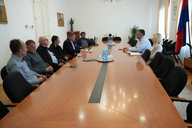 Župan Golubić na sastanku s novim vodstvom Klastera vinara: Razgovarali o promociji vinarske tradicije i suzbijanju zlatne žutice