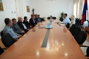Župan Golubić na sastanku s novim vodstvom Klastera vinara: Razgovarali o promociji vinarske tradicije i suzbijanju zlatne žutice